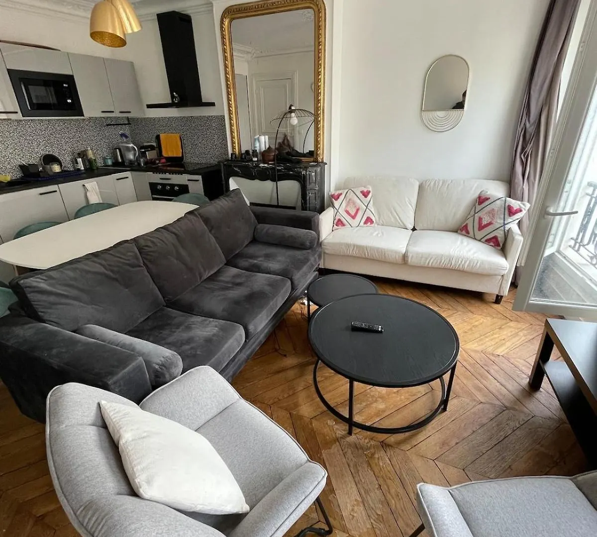 Paris 8, Perfectly Located Appartement